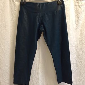 Onzie teal snake print cropped leggings XS